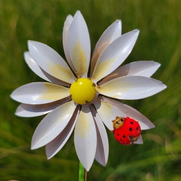 Flower Brooch Pin with Ladybug ~ Vintage 1960s Original by Robert ~ Daisy - Picture 15 of 16